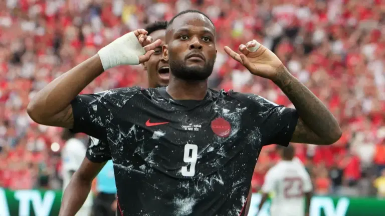 Canad&aacute; 6&times;0 Catar: Tarde hist&oacute;rica de anfitri&otilde;es &eacute; ofuscada por grave les&atilde;o de Kon&eacute;