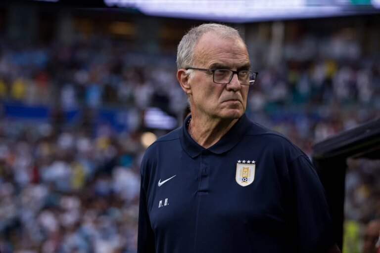 &lsquo;Nossa prioridade&rsquo;: Bielsa aponta mudan&ccedil;as na escala&ccedil;&atilde;o do Uruguai de olho em recupera&ccedil;&atilde;o contra Cabo Verde