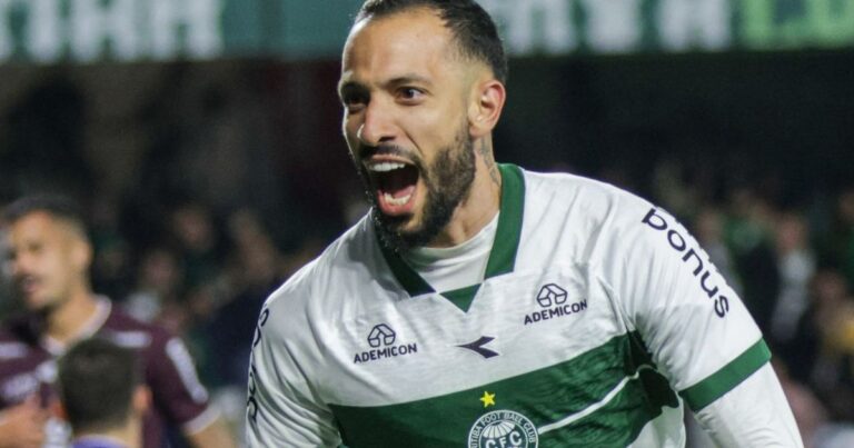 Coritiba inicia intertemporada com expectativa do retorno de centroavante