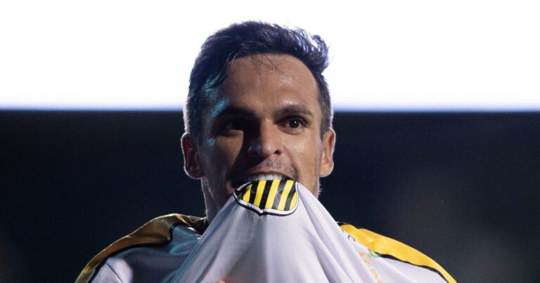 Ex-Coritiba marca gol bizarro e vira destaque da Série B