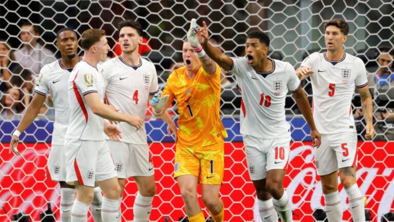 Troy Deeney: &lsquo;A Inglaterra n&atilde;o pode ser campe&atilde; da Copa do Mundo com ele como titular&rsquo;
