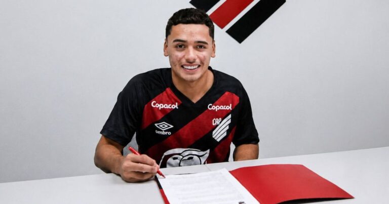 Camisa 10 do time sub-17 do Athletico assina primeiro contrato profissional