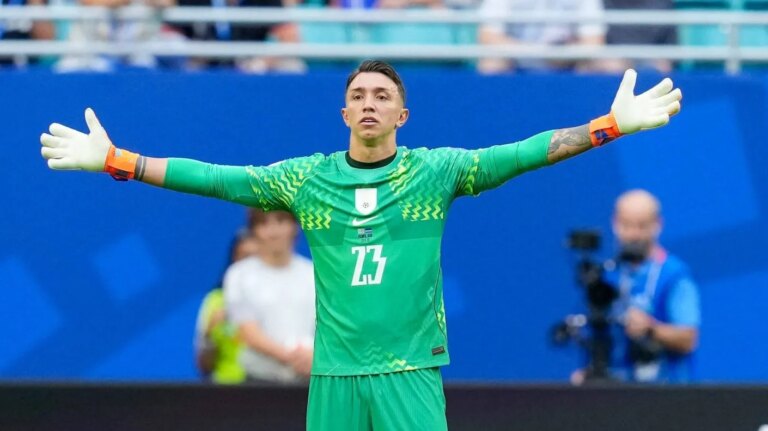 Uruguai 2&times;2 Cabo Verde: Muslera d&aacute; uma m&atilde;o para manter conto de fadas africano vivo