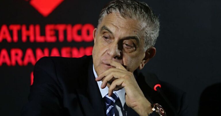 Petraglia deixou que os papéis se invertessem no Athletico e perdeu o controle