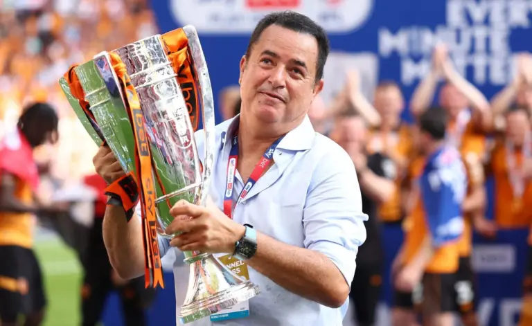 Dono de clube da Premier League viraliza ao combater boatos com pistas inusitadas sobre refor&ccedil;os