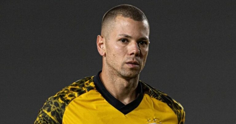 Ex-Paraná cobra R$ 8 milhões e recebe despedida polêmica de clube da Série C