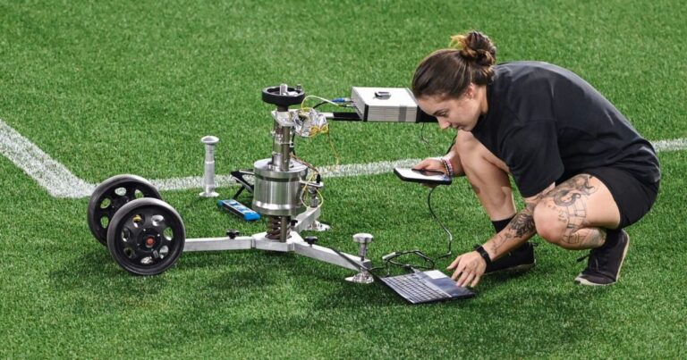 Após polêmica, gramado da Arena da Baixada é inspecionado pela Fifa