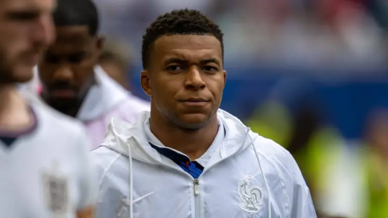 &lsquo;&Eacute; sua primeira Copa&rsquo;: Como Mbapp&eacute; confrontou presidente da Federa&ccedil;&atilde;o e saiu vencedor