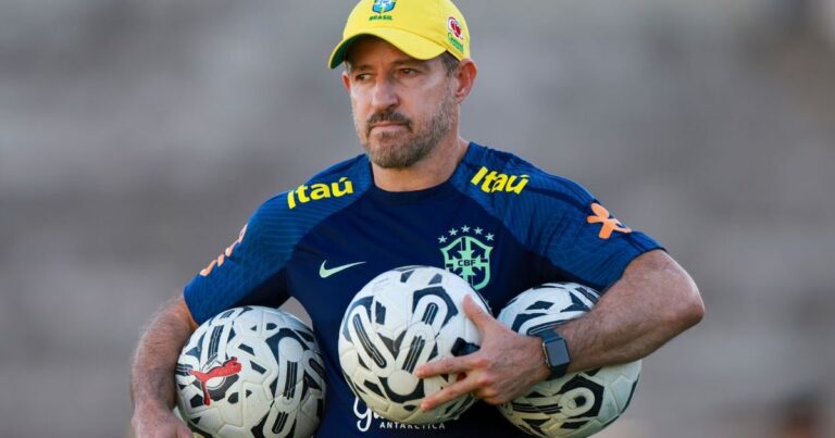 Ex-seleção, Ramon Menezes acerta como novo técnico do Athletico
