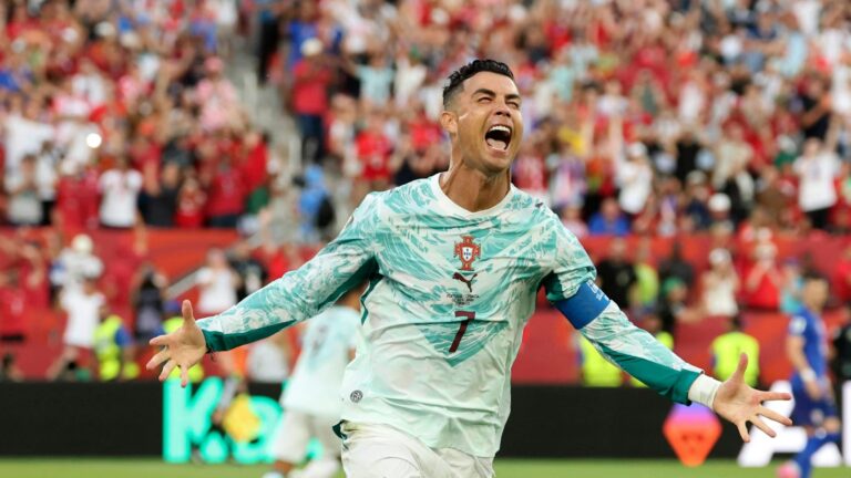Ibrahimovic: &lsquo;N&atilde;o se pode pensar em ganhar algo com um Ronaldo de 41 anos&rsquo;