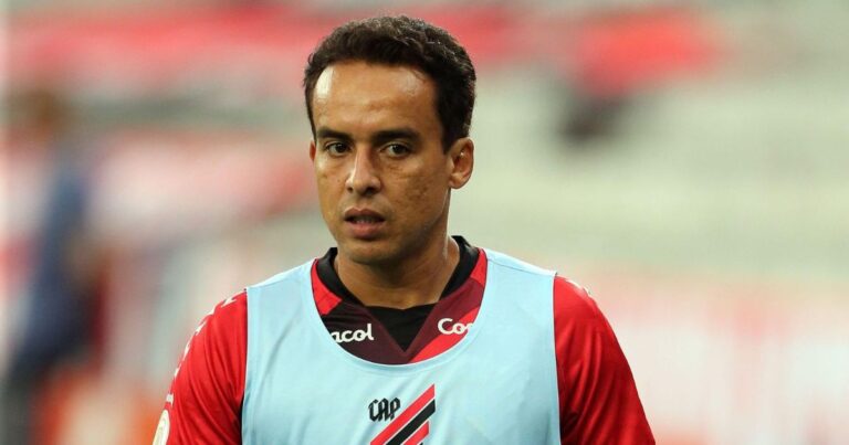Jadson, ex-Athletico e Corinthians, é preso suspeito de violência doméstica