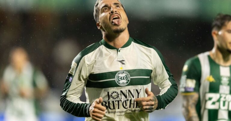 Josué supera marca de Alex no Brasileirão, mas preocupa após vitória do Coritiba