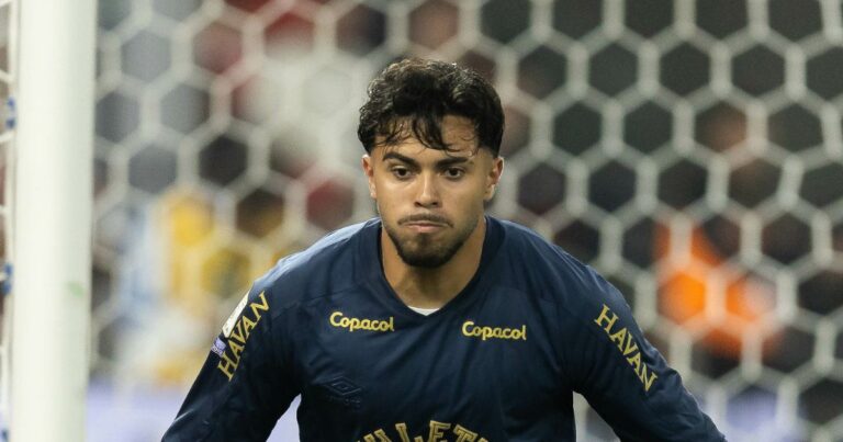 Athletico supera Bahia com milagre do goleiro e volta a vencer no Brasileirão