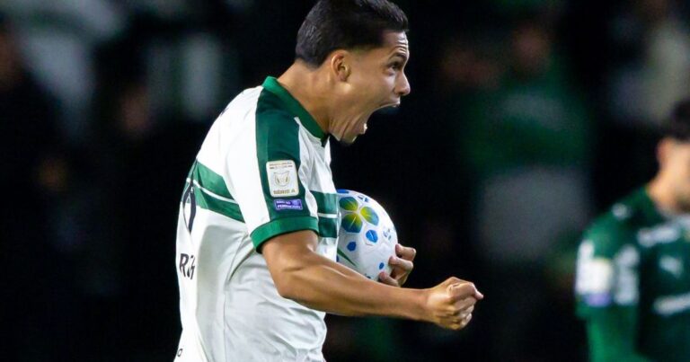 Coritiba renova com jovem que é destaque do Brasileirão