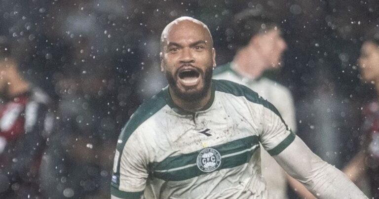 Herói do Atletiba, Moledo exalta Coritiba: “Lutamos até o final”