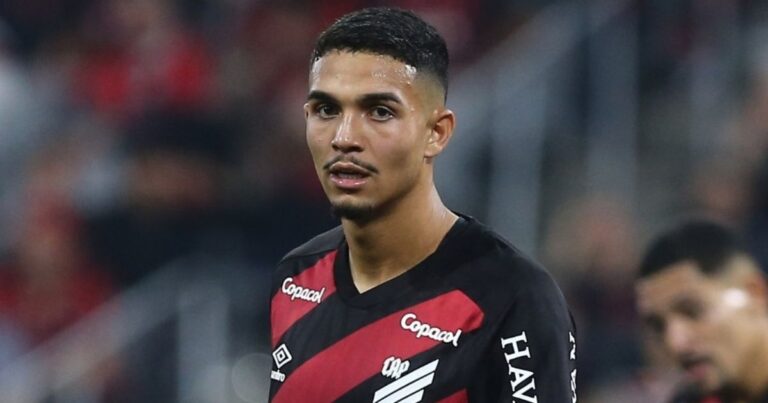 Cobiçado no mercado, Arthur Dias define prioridade para deixar o Athletico