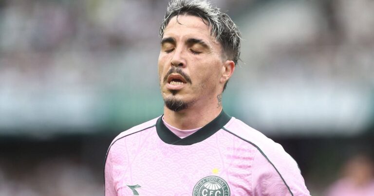 Técnico do Coritiba explica substituição polêmica e uso de atacante que não jogava há 82 dias