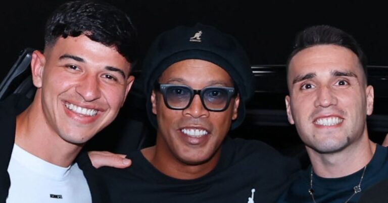 Jogadores do Athletico se rendem a Ronaldinho Gaúcho e joia perde foto com o astro